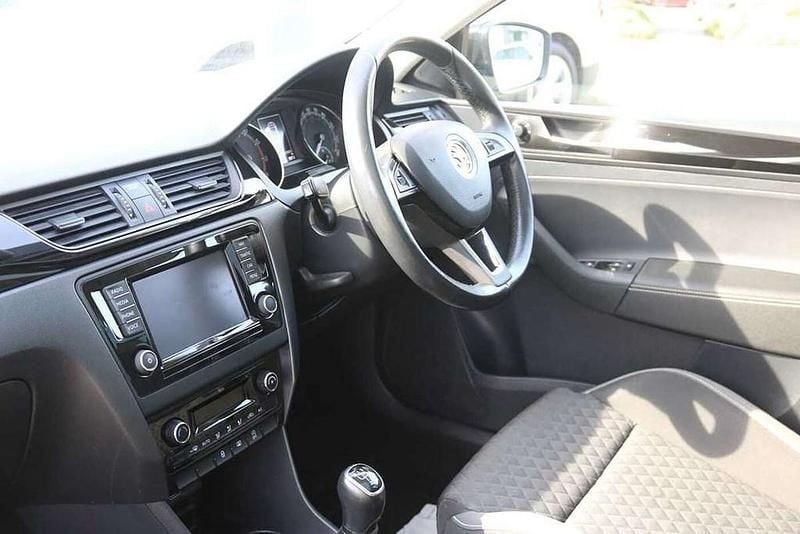 Used Skoda Rapid 2018 White Hatchback