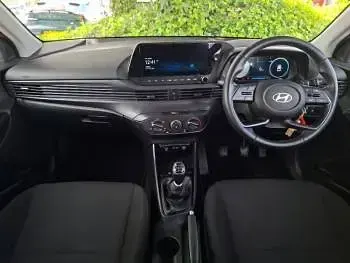 Used Hyundai i20 Advanced 100 HP (73 kW) 2024 White Hatchback