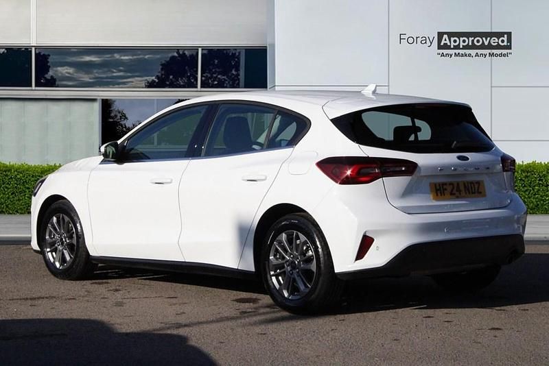 Begagnad Ford Focus Titanium 2024 Vit Halvkombi