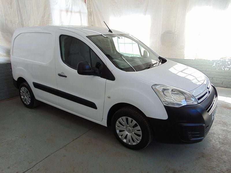 Used Citroën Berlingo 90 HP (66 kW) 2016 White MPV