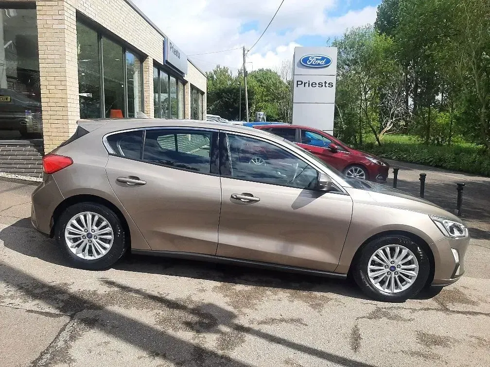 Used Ford Focus Titanium 125 HP (91 kW) 2019 Diffused silver Hatchback