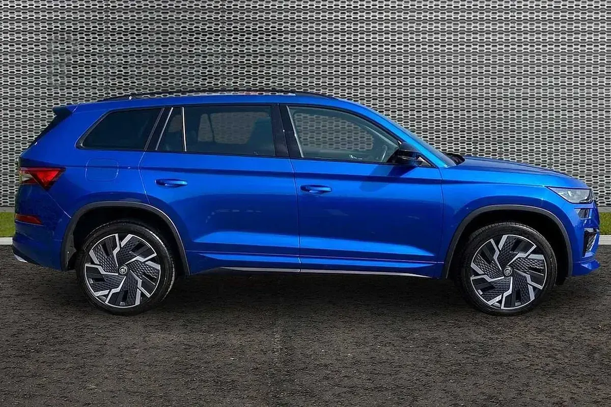 Used Skoda Kodiaq vRS 180 HP (132 kW) 2023 Race blue metallic SUV