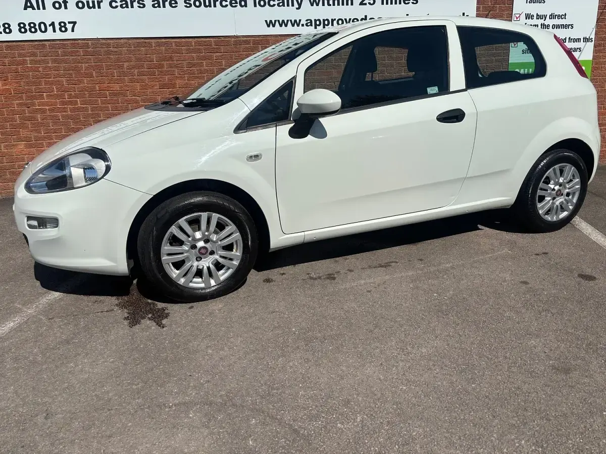 Used Fiat Punto Pop 69 HP (50 kW) 2015 White Hatchback
