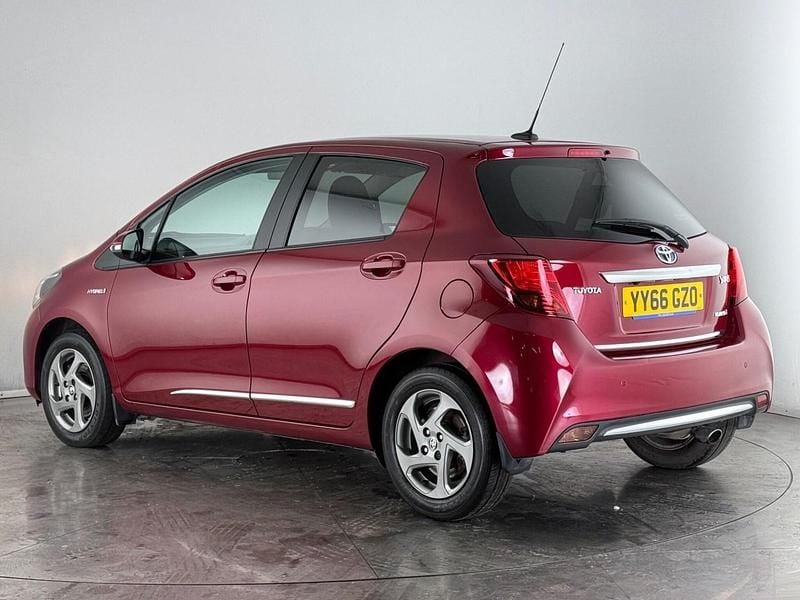 Used Toyota Yaris Hybrid 101 HP (74 kW) 2016 Red Hatchback