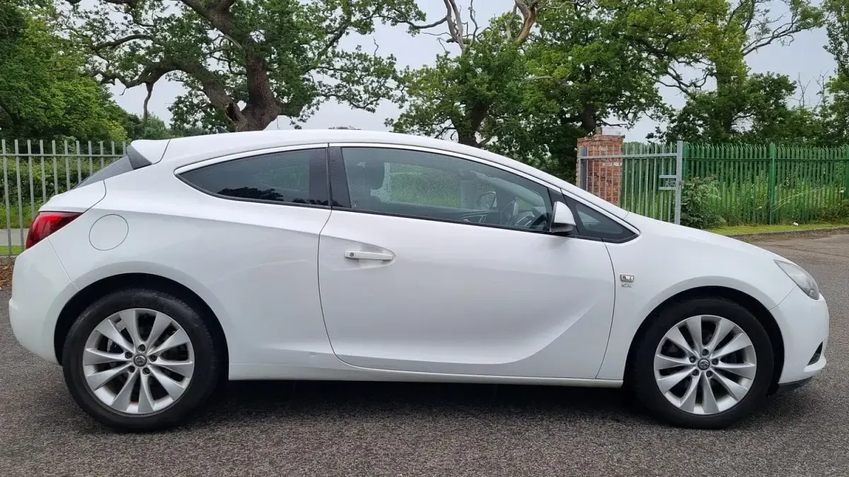 Begagnad Vauxhall Astra GTC SRi 140 HK (102 kW) 2013 Vit Halvkombi