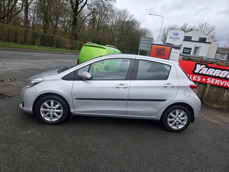 Used Toyota Yaris 99 HP (72 kW) 2013 Silver Hatchback