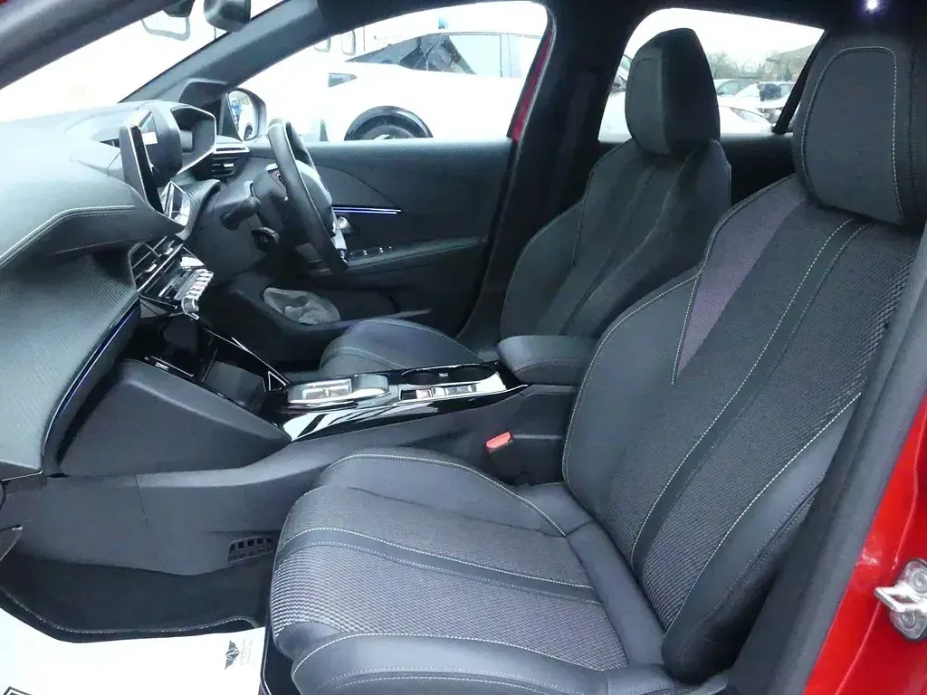 Second-hand Peugeot e-208 GT 114 kW (156 CP) 2025 Roșu Hatchback