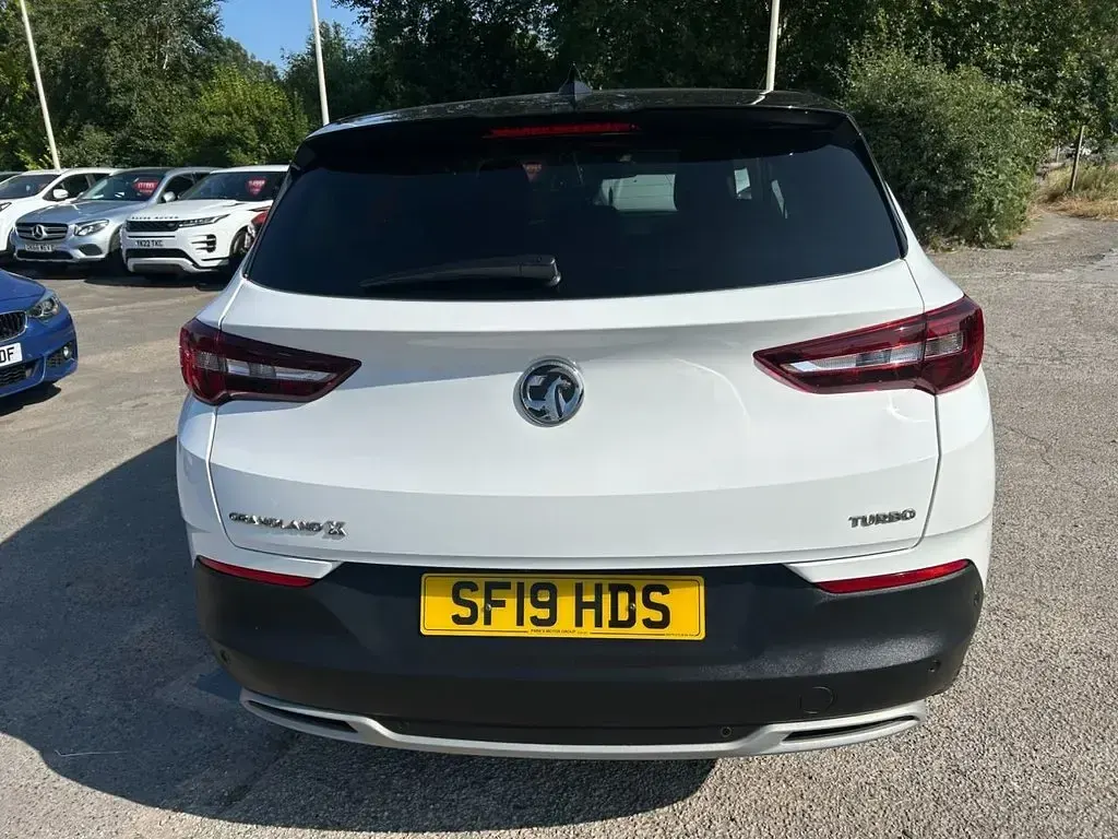 Used Vauxhall Grandland X Elite 130 HP (95 kW) 2019 White SUV