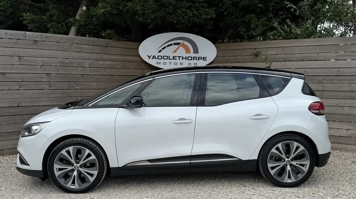 Used Renault Scénic Dynamique 110 HP (80 kW) 2017 White/black MPV