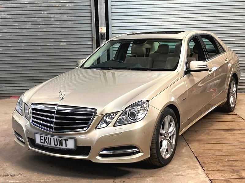 Begagnad Mercedes E220 Avantgarde 168 HK (123 kW) 2011 Beige Sedan