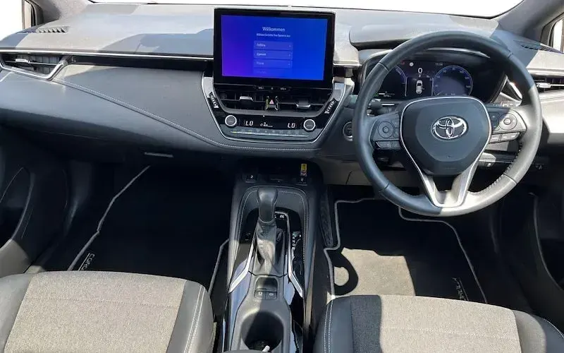 Used Toyota Corolla Design 140 HP (102 kW) 2023 Silver Hatchback