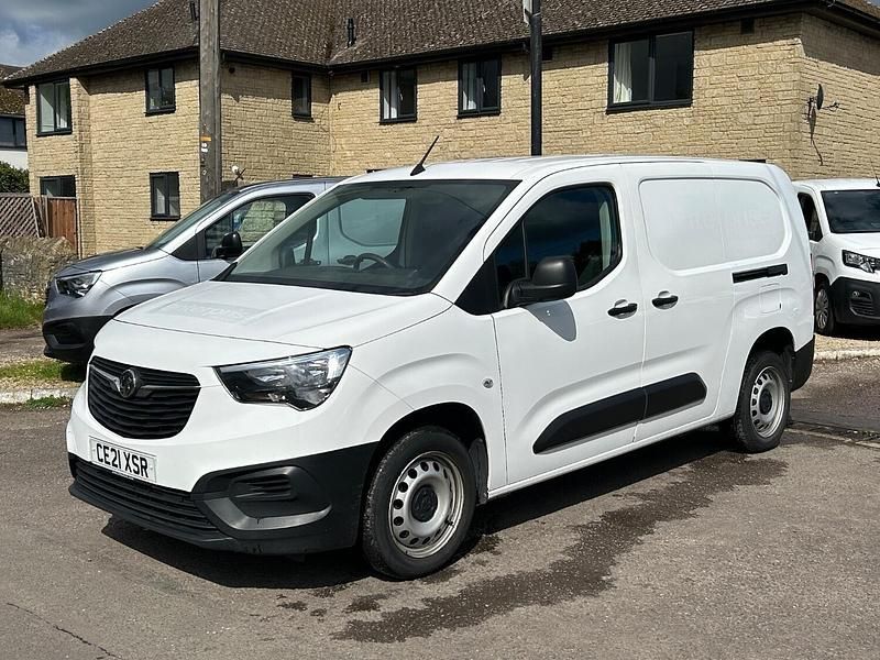 White Used 2021 Vauxhall Combo MPV | £8,475 (Fair price) - Image 1/4