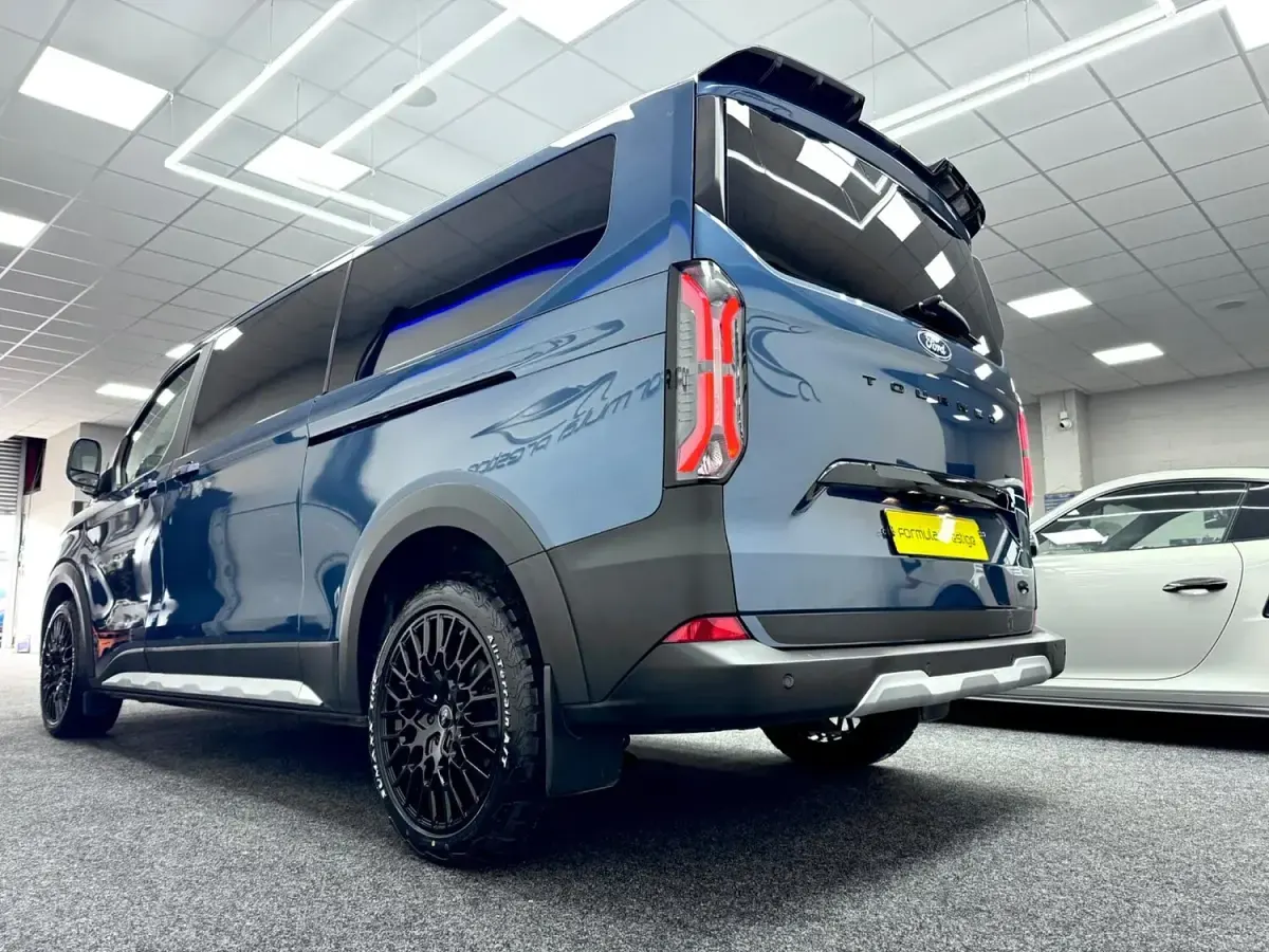 Begagnad Ford Tourneo Active 170 HK (125 kW) 2025 Blå Minibuss
