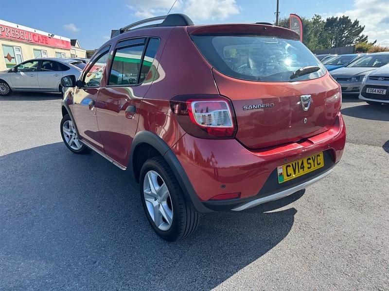 Used Dacia Sandero Lauréate 90 HP (66 kW) 2014 Red Hatchback