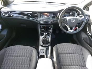 Used Vauxhall Astra SRi 150 HP (110 kW) 2017 White Hatchback