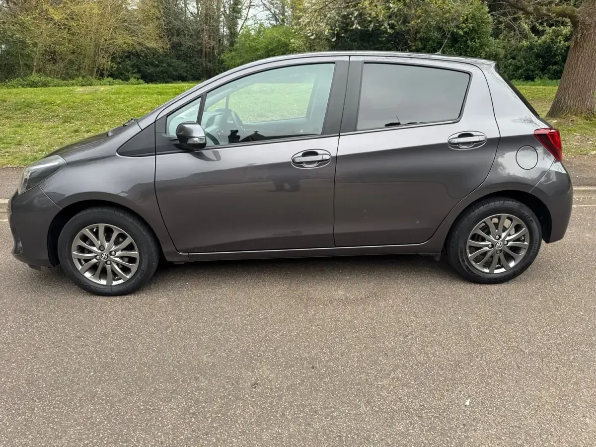 Używany Toyota Yaris 69 KM (50 kW) 2016 Szary Hatchback