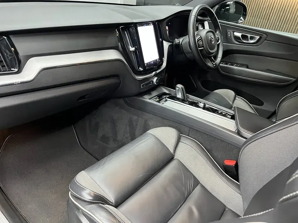 Used Volvo XC60 R-Design 197 HP (144 kW) 2022 Black SUV