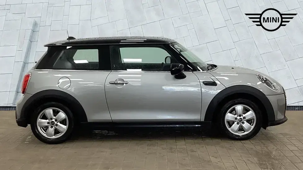Usado Mini Cooper Classic 134 CV (98 kW) 2023 Plateado Utilitario