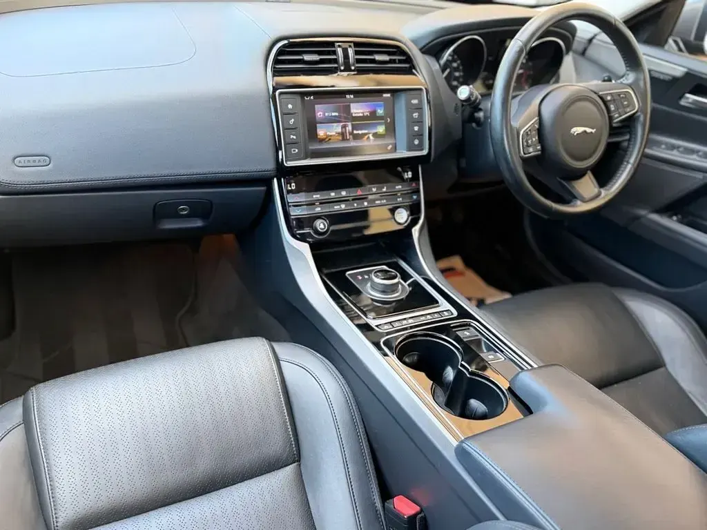 Used Jaguar XE Portfolio 180 HP (132 kW) 2017 Grey Sedan