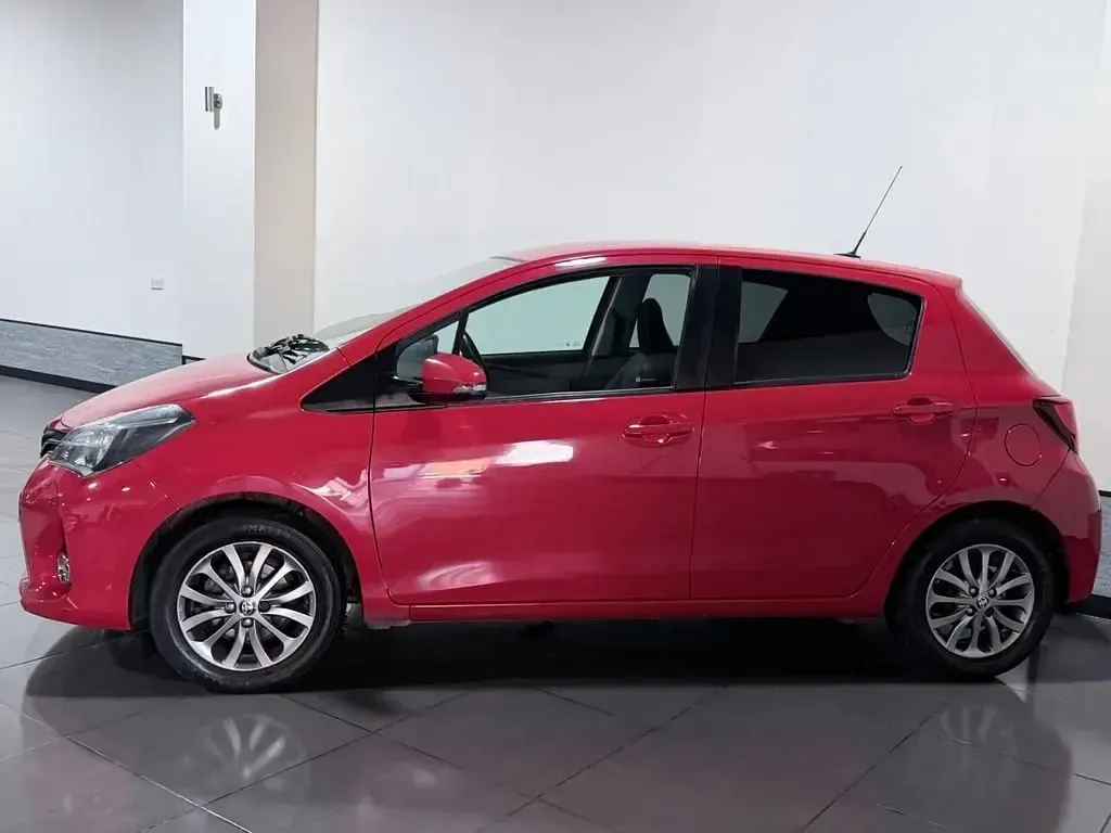 Begagnad Toyota Yaris 99 HK (72 kW) 2016 Röd Halvkombi