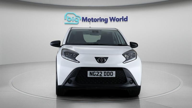 Used Toyota Aygo X PURE 72 HP (52 kW) 2022 White SUV