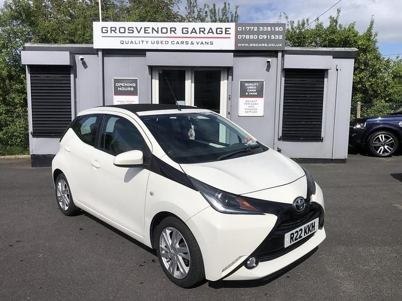White Used 2015 Toyota Aygo x-press Hatchback | £5,995 (Fair price) - Image 1/4