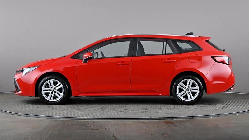 Used Toyota Corolla 122 HP (89 kW) 2022 Red Estate