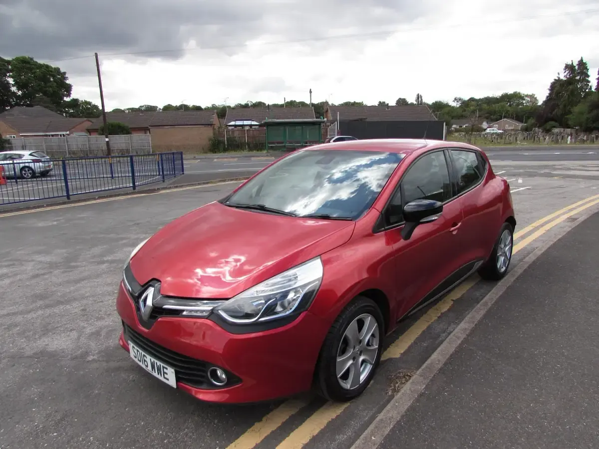 Used Renault Clio Dynamique 75 HP (55 kW) 2016 Red Hatchback