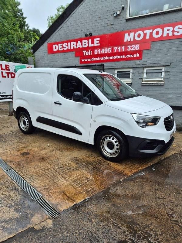 Second-hand Vauxhall Combo Edition 100 CP (73 kW) 2019 Alb Monovolum