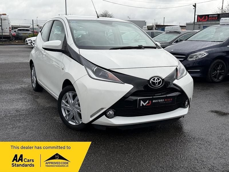Used Toyota Aygo x-press 2015 White Hatchback