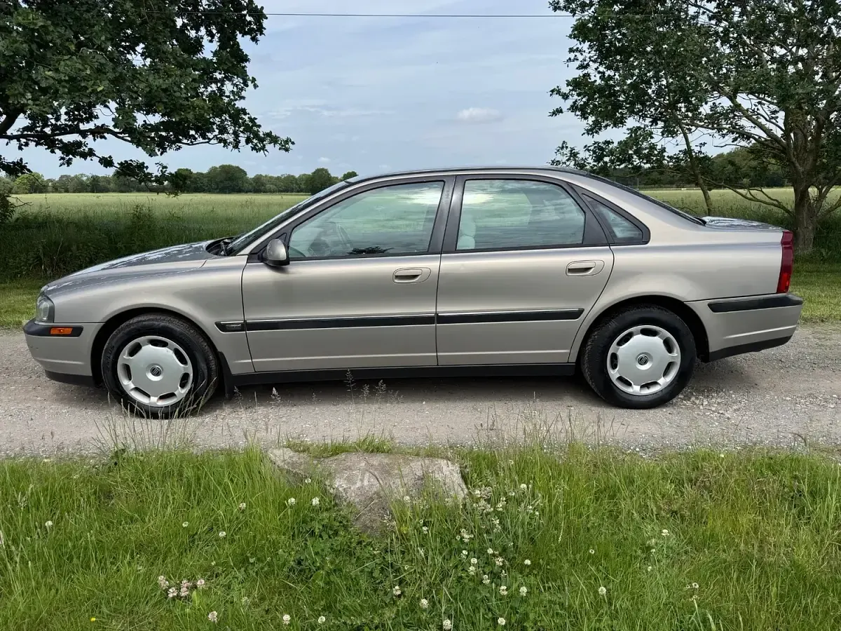 Used Volvo S80 140 HP (102 kW) 2000 Gold Sedan