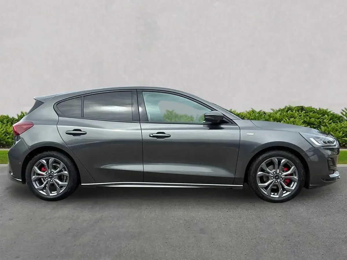 Begagnad Ford Focus ST-Line 2025 Grå Halvkombi