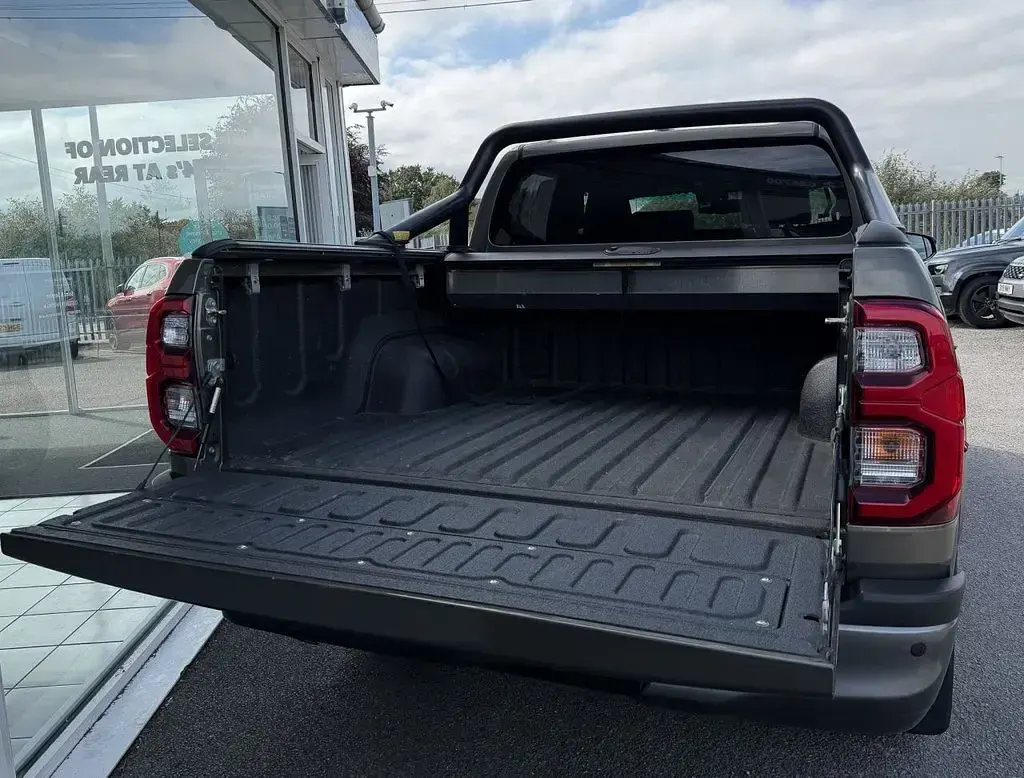 Used Toyota HiLux 204 HP (150 kW) 2023 Bronze Pickup