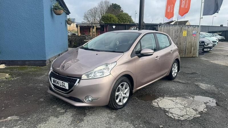 Used Peugeot 208 Active 70 HP (51 kW) 2014 Pink Hatchback