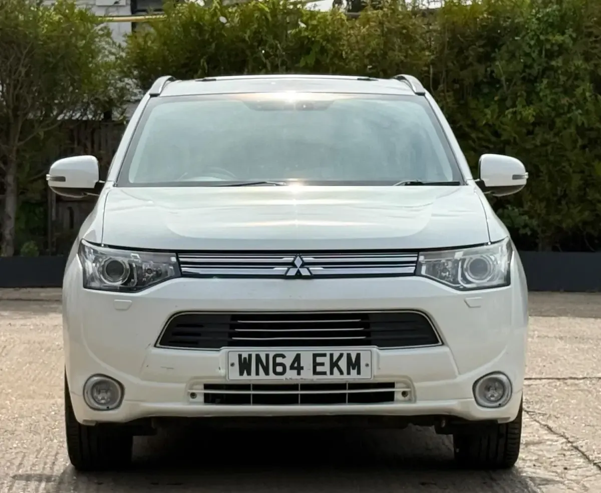 Used Mitsubishi Outlander P-HEV 2014 White Estate
