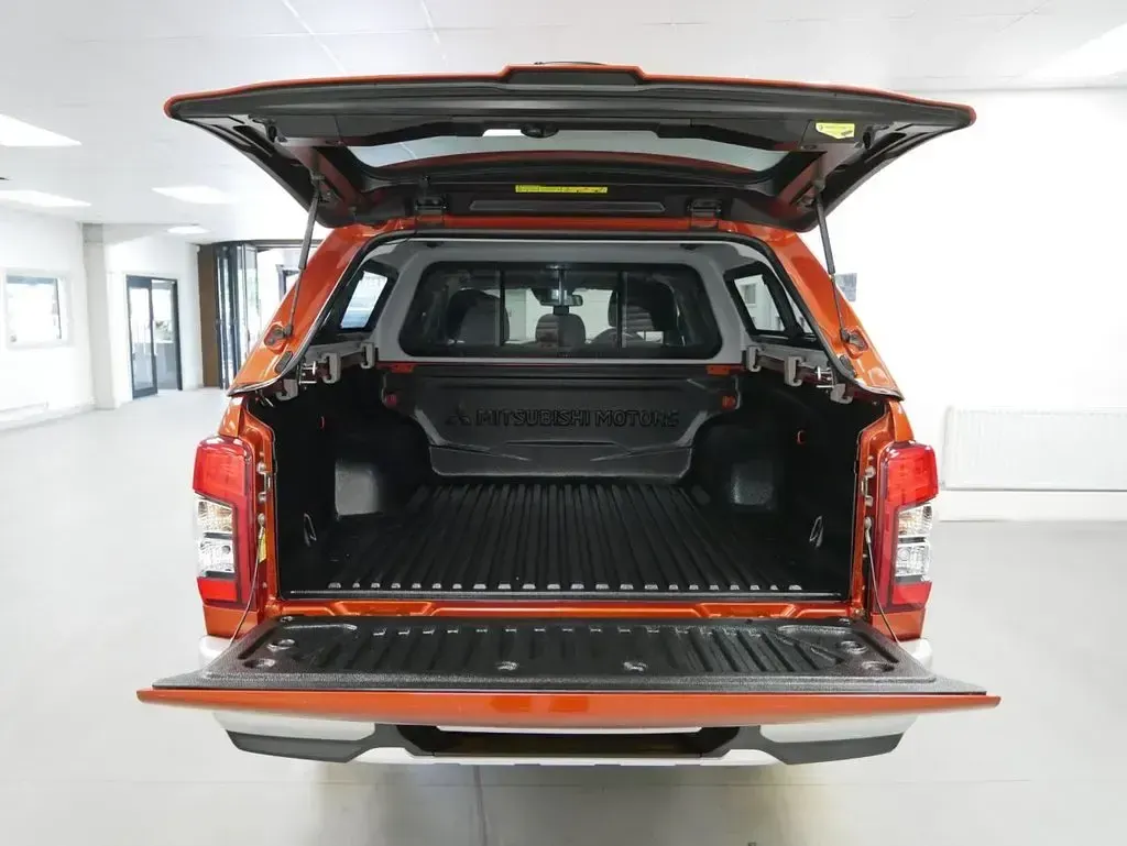 Used Mitsubishi L200 150 HP (110 kW) 2021 Orange Pickup