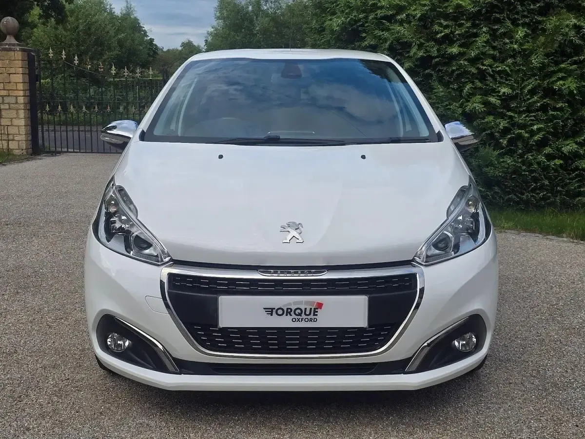 Used Peugeot 208 Allure 110 HP (80 kW) 2016 White Hatchback