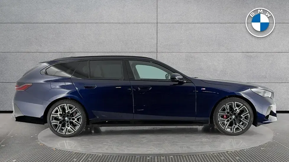 Used BMW 520 M Sport 205 HP (150 kW) 2025 Blue Estate
