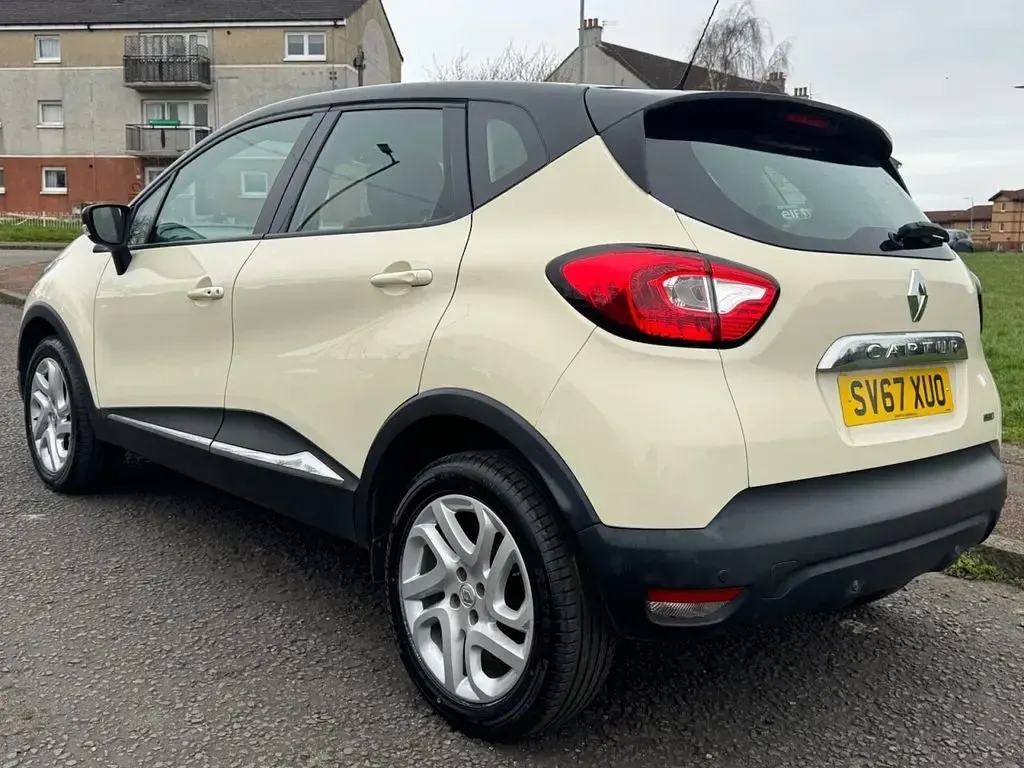 Used Renault Captur Dynamique 90 HP (66 kW) 2017 Cream/black SUV