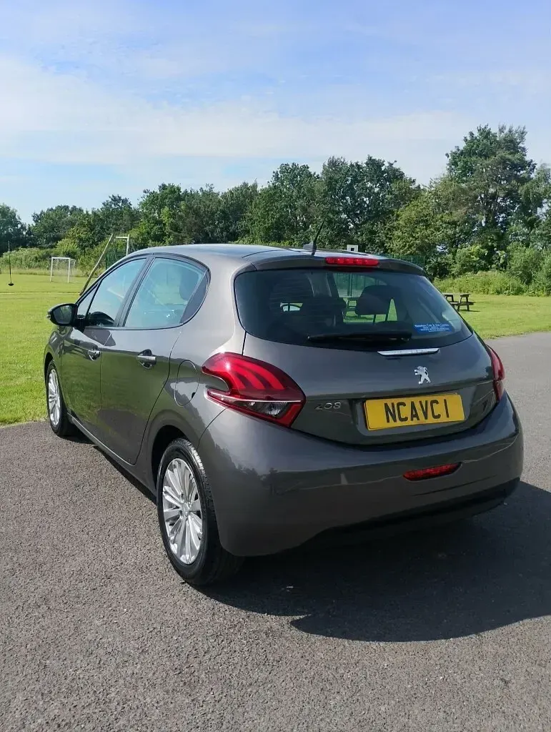 Used Peugeot 208 Signature Sky 82 HP (60 kW) 2018 Grey Hatchback