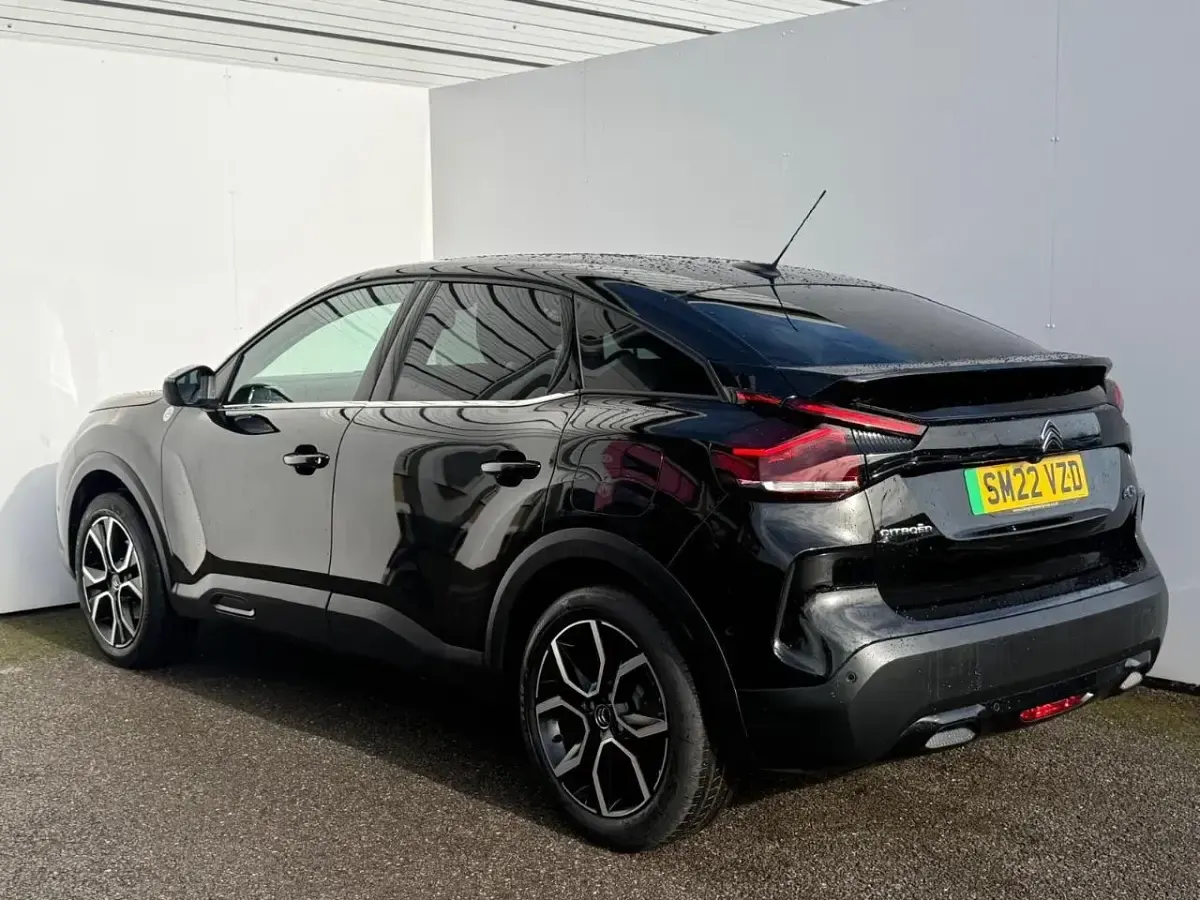 Begagnad Citroën e-C4 98 kW (134 HK) 2022 Svart Halvkombi