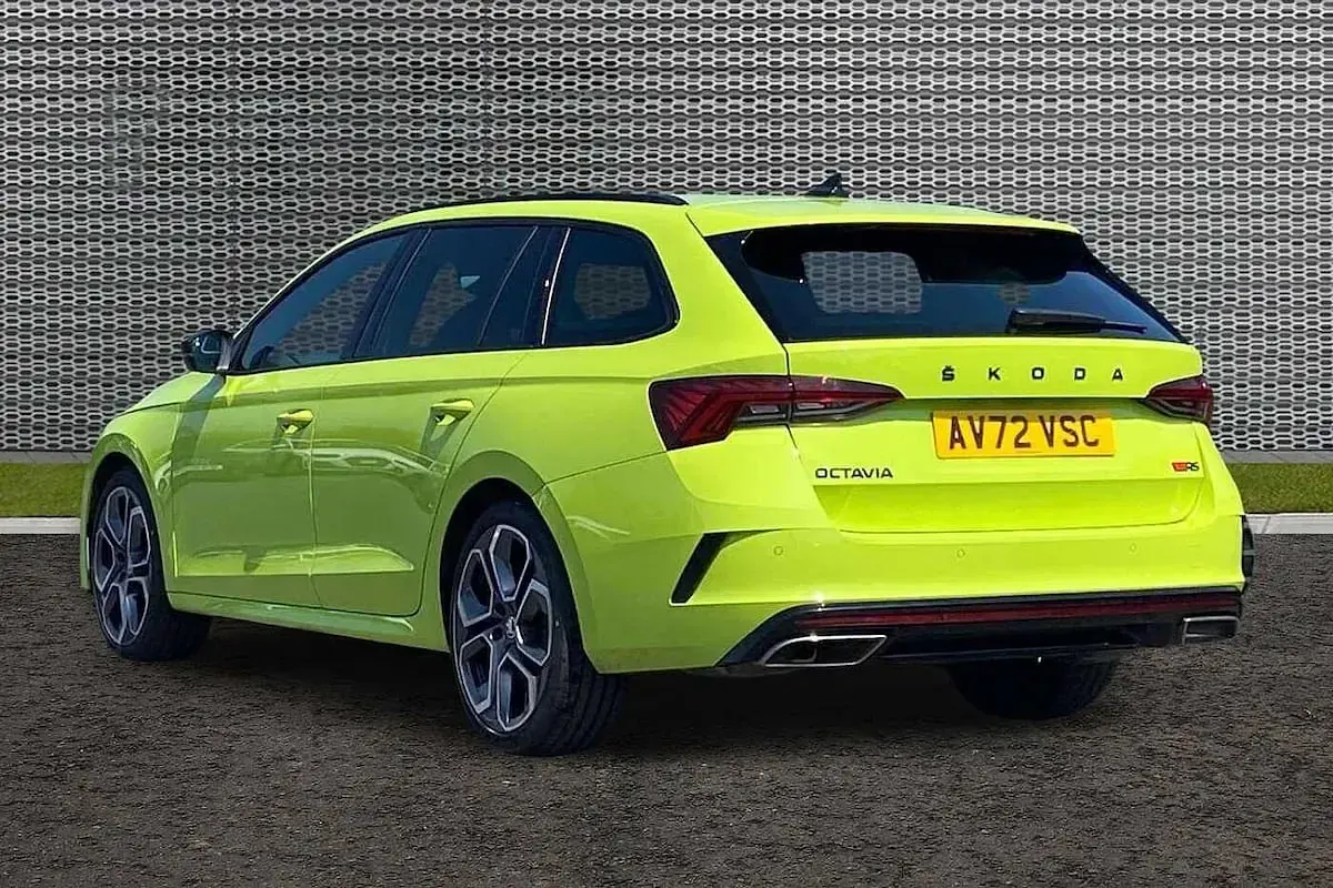 Used Skoda Octavia vRS 180 HP (132 kW) 2023 Hyper green Estate