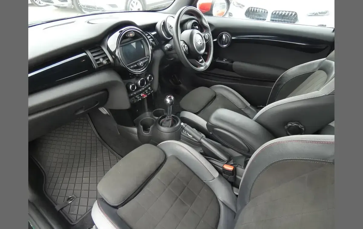 Used Mini John Cooper Works Comfort 228 HP (167 kW) 2020 Green Hatchback