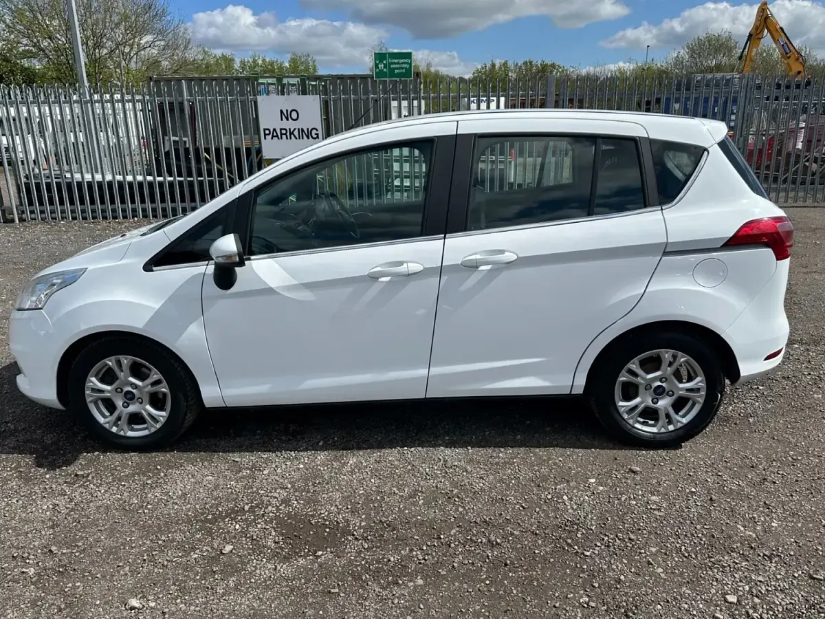 Usado Ford B-MAX Zetec 95 HP (69 kW) 2016 Branco Monovolume