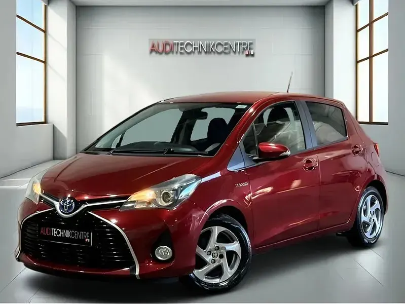Used Toyota Yaris 101 HP (74 kW) 2017 Red Hatchback