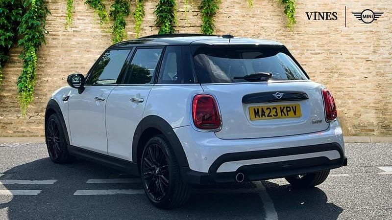 Usado Mini Cooper Exclusive 134 CV (98 kW) 2023 Blanco Utilitario
