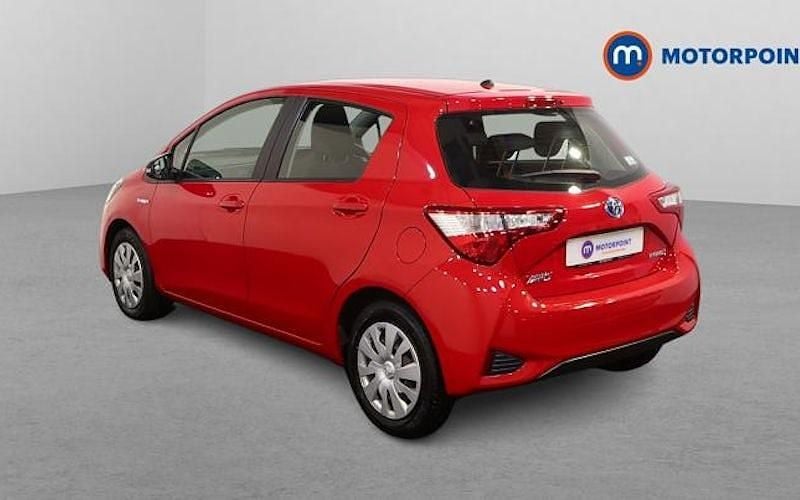 Used Toyota Yaris Hybrid Active 101 HP (74 kW) 2019 Red Hatchback