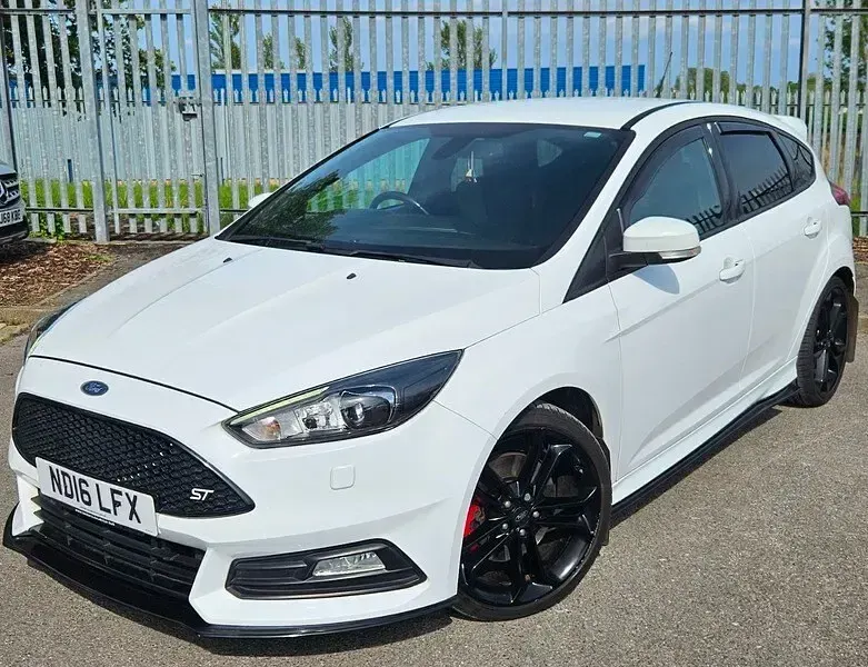 Used Ford Focus ST 250 HP (183 kW) 2016 White Hatchback