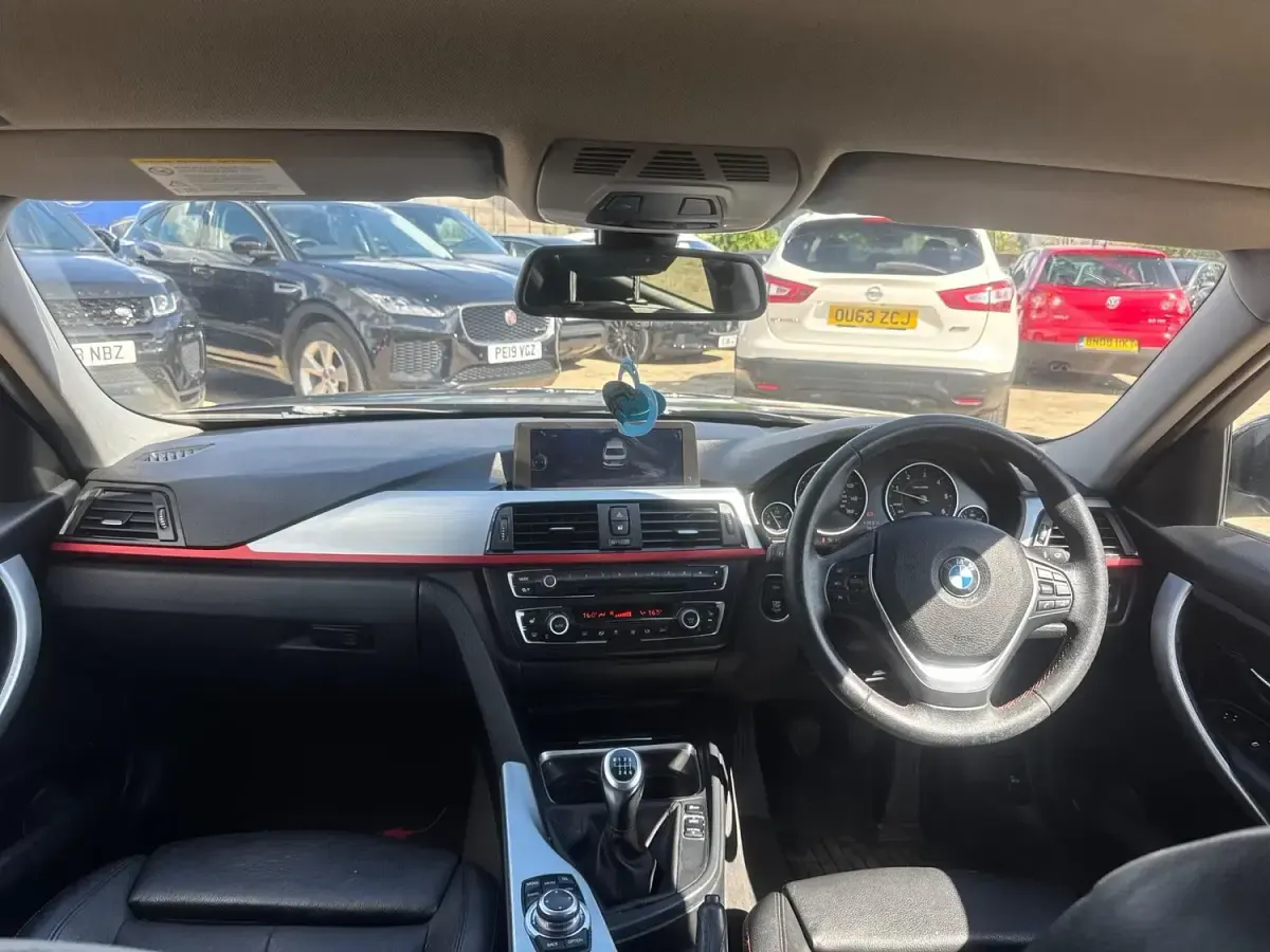 Used BMW 318 Sport Line 2013 Black Sedan