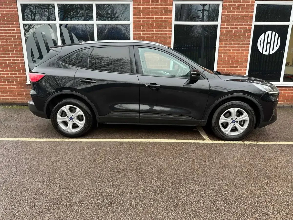 Usado Ford Kuga Zetec 120 HP (88 kW) 2021 Preto SUV